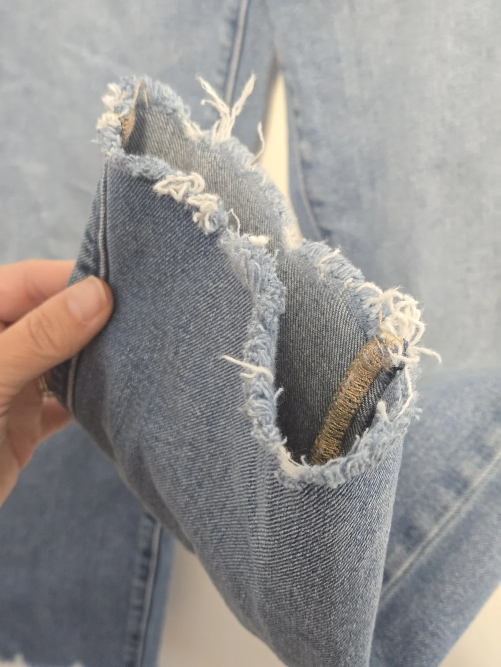 American Eagle Mom Jeans Size 6 Light Wash High Rise Raw Hem